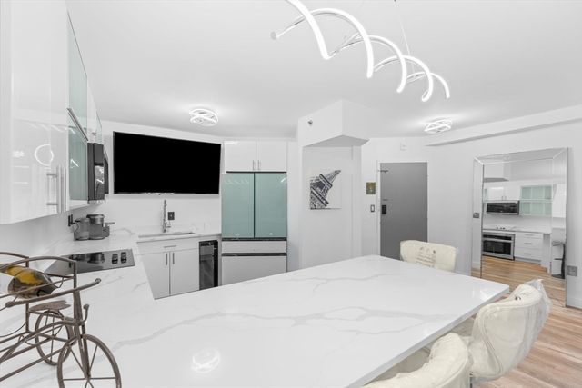 300 Lynn Shore Dr 210, Lynn, MA 01902