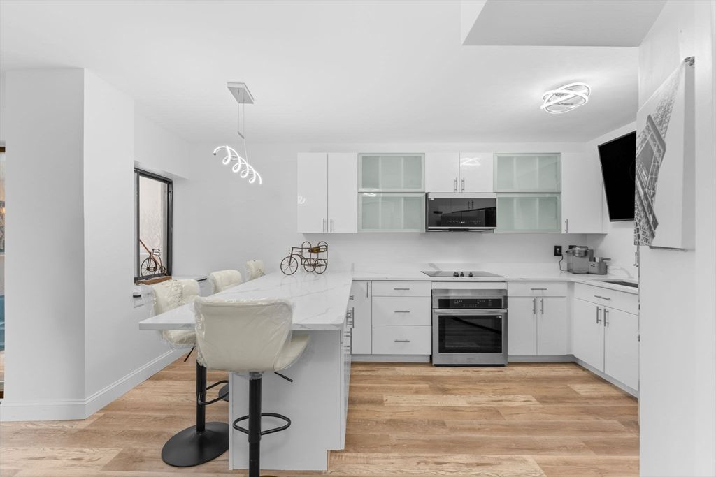 300 Lynn Shore Dr 210, Lynn, MA 01902