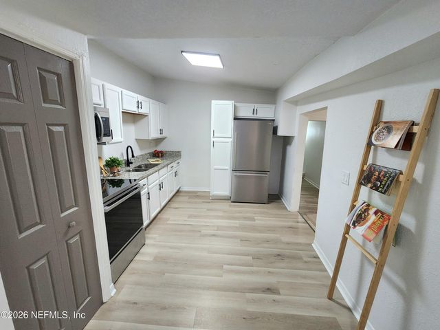 7924 LONGSPUR Avenue, Jacksonville, FL 32219