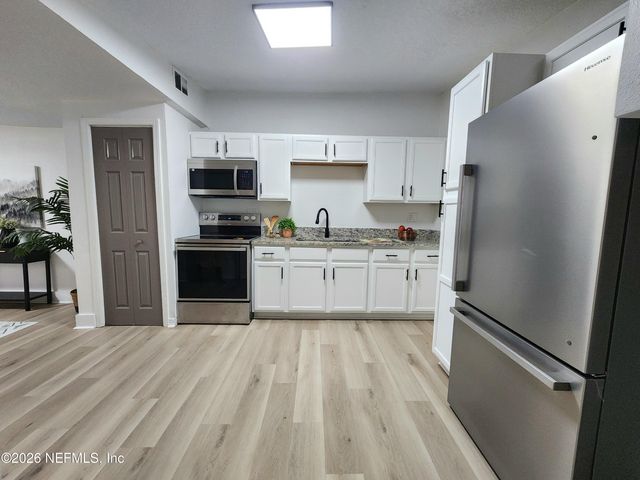7924 LONGSPUR Avenue, Jacksonville, FL 32219