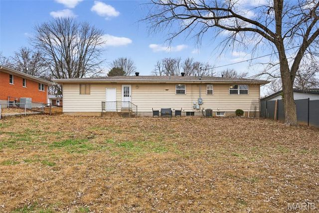 520 Rebecca Drive, St Charles, MO 63301