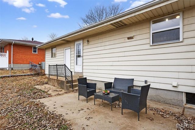 520 Rebecca Drive, St Charles, MO 63301