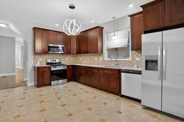 8132 S Paxton Avenue, Chicago, IL 60617