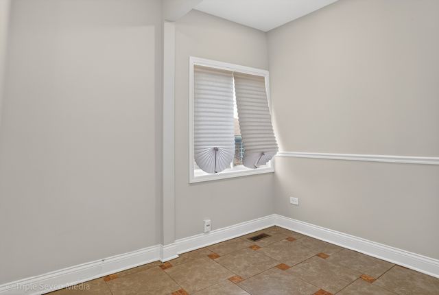 8132 S Paxton Avenue, Chicago, IL 60617