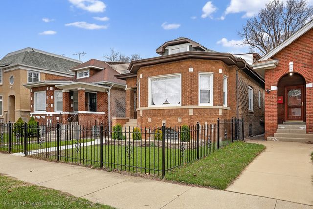 8132 S Paxton Avenue, Chicago, IL 60617