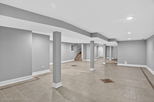 8132 S Paxton Avenue, Chicago, IL 60617