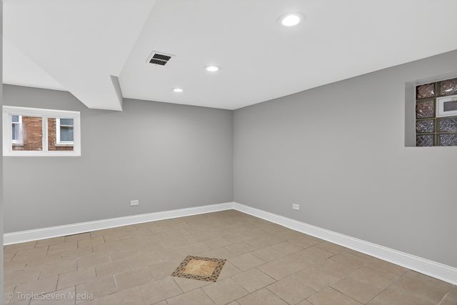 8132 S Paxton Avenue, Chicago, IL 60617