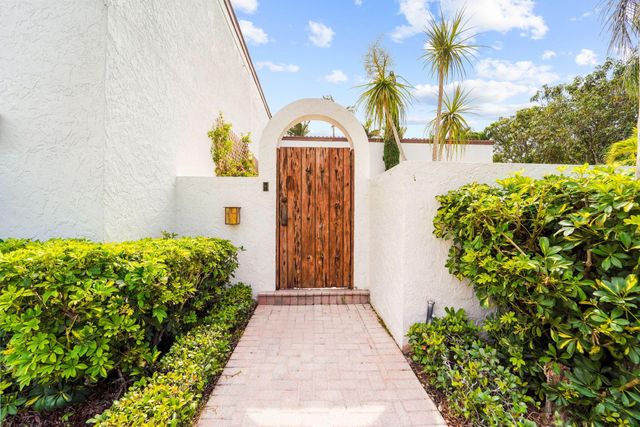 7036 San Sebastian Circle, Boca Raton, FL 33433