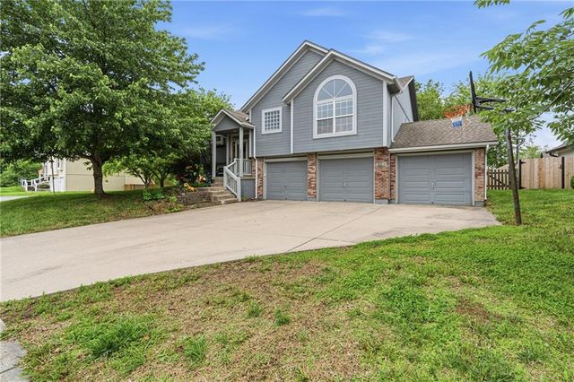 2316 SW Tracker Lane, Lee's Summit, MO 64082