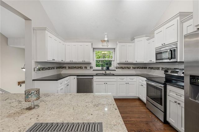 2316 SW Tracker Lane, Lee's Summit, MO 64082