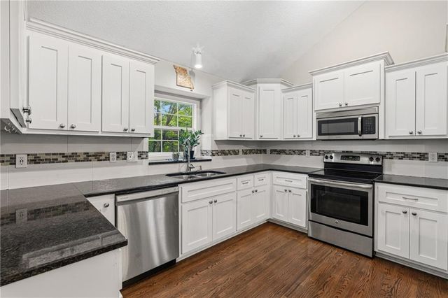 2316 SW Tracker Lane, Lee's Summit, MO 64082