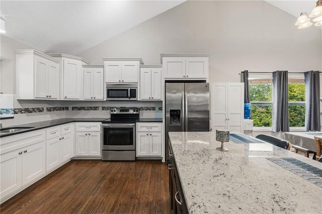 2316 SW Tracker Lane, Lee's Summit, MO 64082