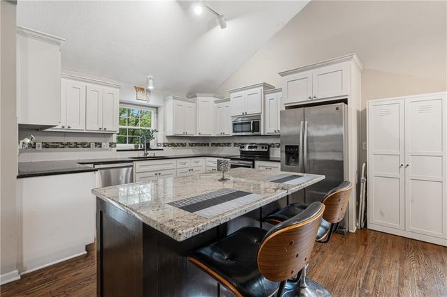 2316 SW Tracker Lane, Lee's Summit, MO 64082