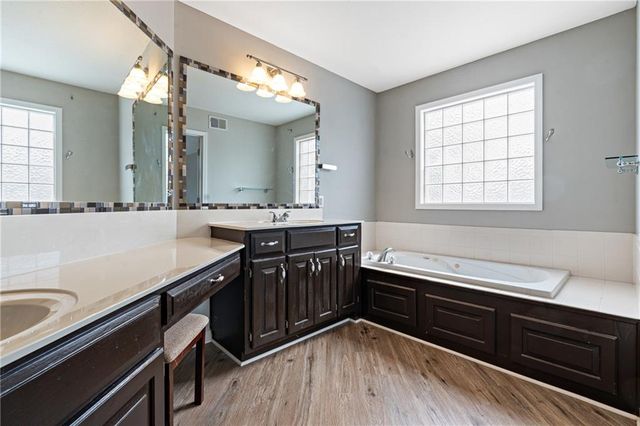 2316 SW Tracker Lane, Lee's Summit, MO 64082