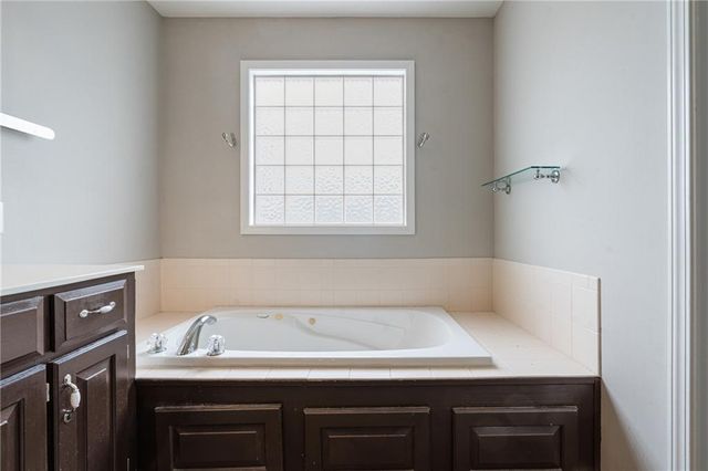 2316 SW Tracker Lane, Lee's Summit, MO 64082