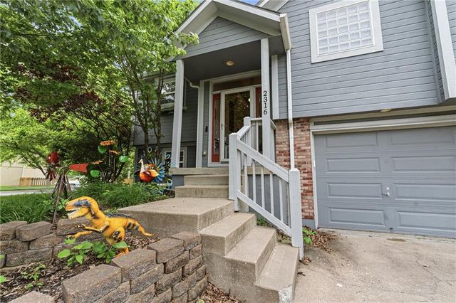 2316 SW Tracker Lane, Lee's Summit, MO 64082