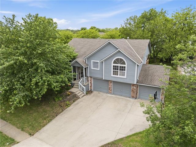 2316 SW Tracker Lane, Lee's Summit, MO 64082