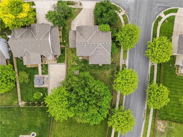 2316 SW Tracker Lane, Lee's Summit, MO 64082