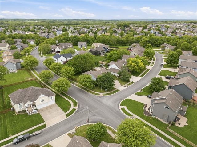 2316 SW Tracker Lane, Lee's Summit, MO 64082