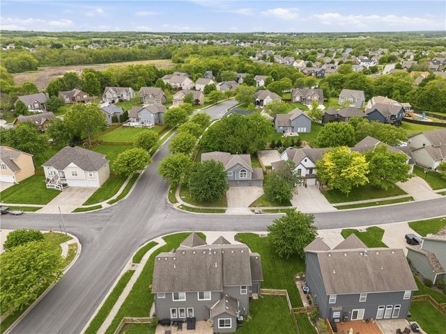 2316 SW Tracker Lane, Lee's Summit, MO 64082