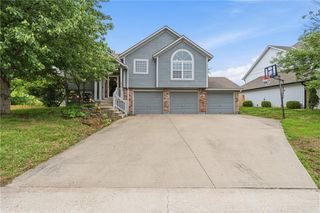 2316 SW Tracker Lane, Lee's Summit, MO 64082