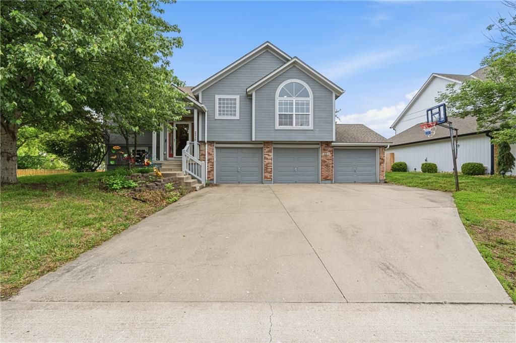 2316 SW Tracker Lane, Lee's Summit, MO 64082