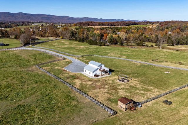 1246 WHISPERING HILL RD, Luray, VA 22835