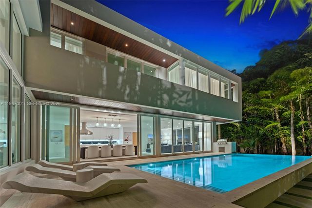 4433 N Bay Rd, Miami Beach, FL 33140