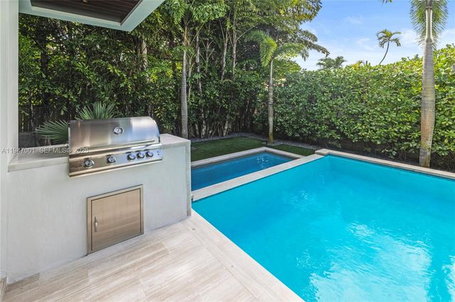 4433 N Bay Rd, Miami Beach, FL 33140