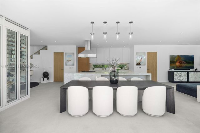 4433 N Bay Rd, Miami Beach, FL 33140