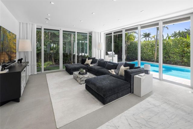 4433 N Bay Rd, Miami Beach, FL 33140