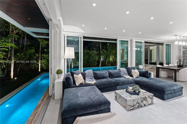 4433 N Bay Rd, Miami Beach, FL 33140