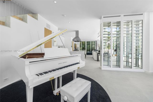 4433 N Bay Rd, Miami Beach, FL 33140