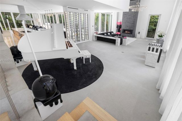 4433 N Bay Rd, Miami Beach, FL 33140