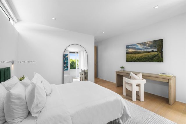 4433 N Bay Rd, Miami Beach, FL 33140