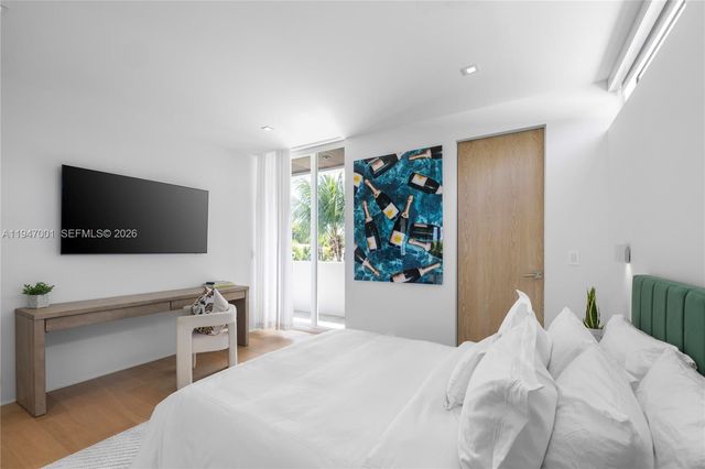 4433 N Bay Rd, Miami Beach, FL 33140