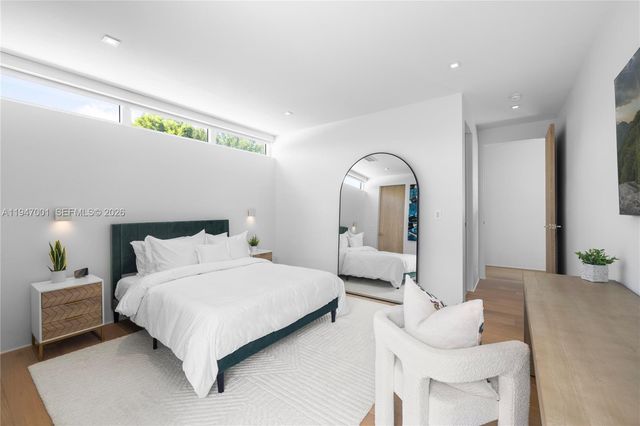 4433 N Bay Rd, Miami Beach, FL 33140