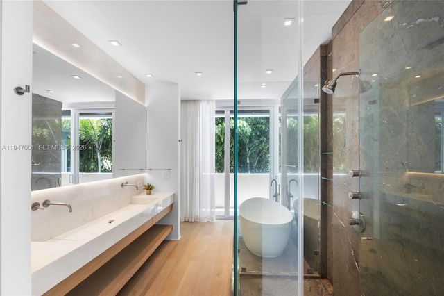 4433 N Bay Rd, Miami Beach, FL 33140