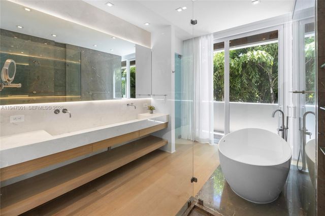 4433 N Bay Rd, Miami Beach, FL 33140