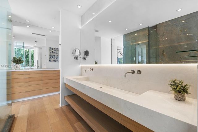 4433 N Bay Rd, Miami Beach, FL 33140