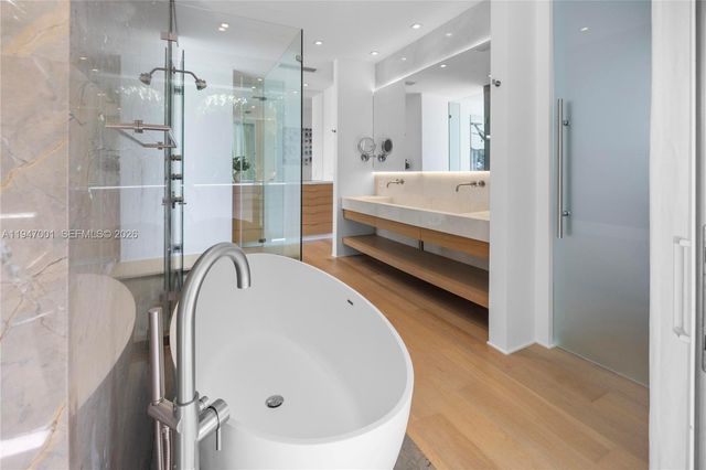 4433 N Bay Rd, Miami Beach, FL 33140