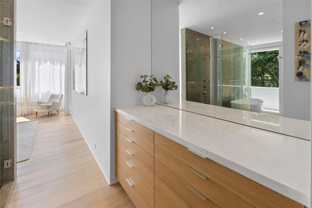 4433 N Bay Rd, Miami Beach, FL 33140