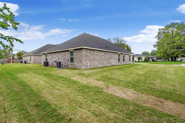 821 E 11th Street, Claremore, OK 74017