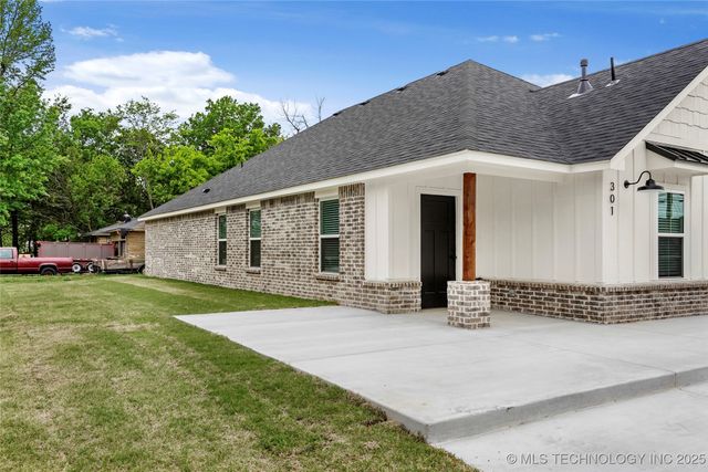 821 E 11th Street, Claremore, OK 74017