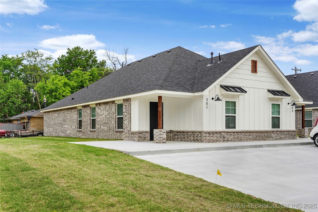 821 E 11th Street, Claremore, OK 74017