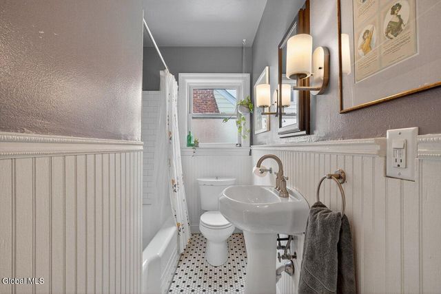 11 Crescent Drive, Albany, NY 12208