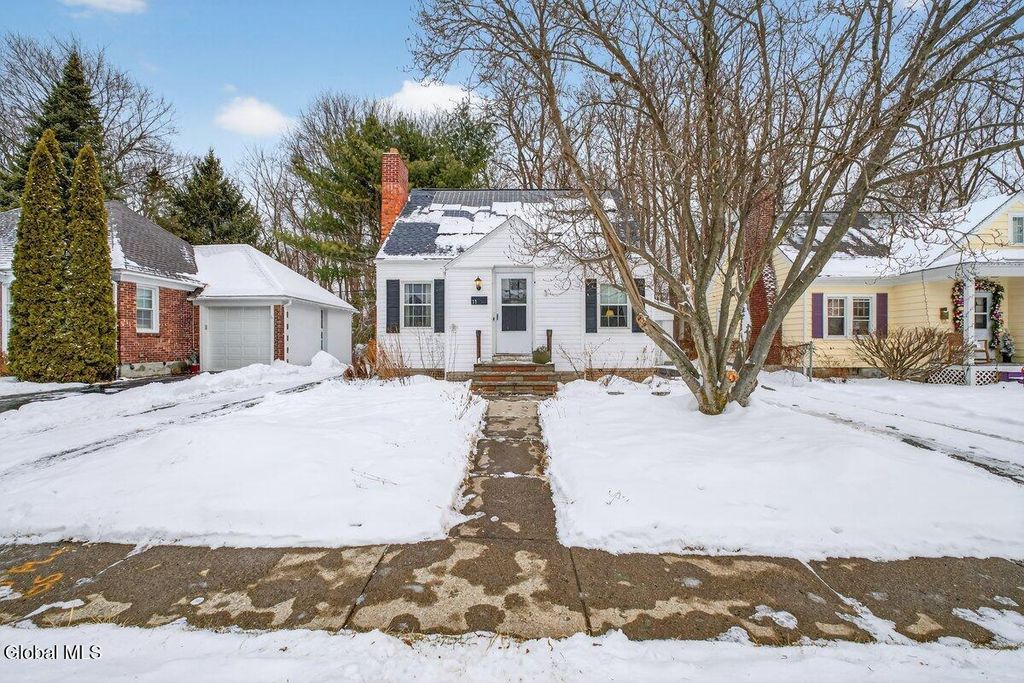 11 Crescent Drive, Albany, NY 12208