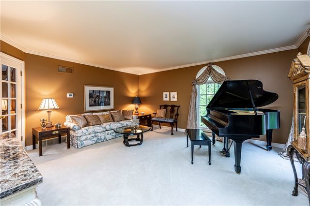 264 Cobblestone Dr, Hempfield Twp, PA 15601