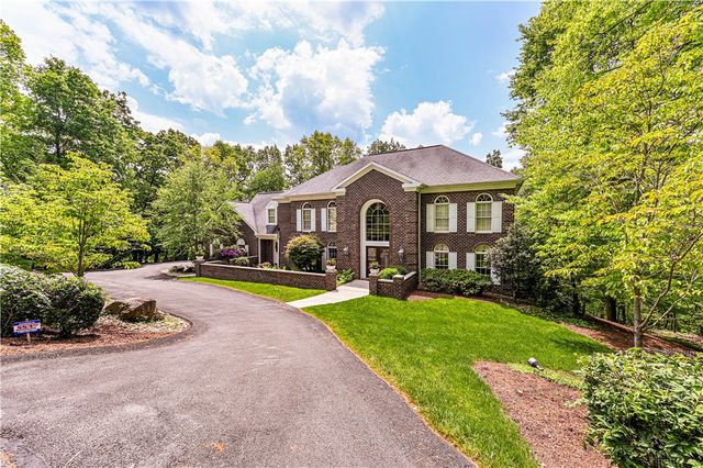 264 Cobblestone Dr, Hempfield Twp, PA 15601