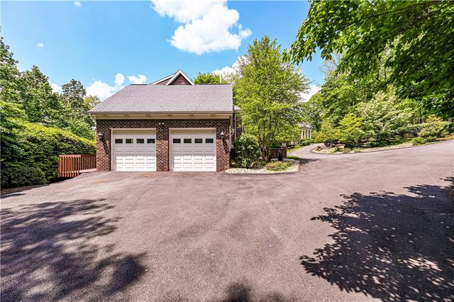 264 Cobblestone Dr, Hempfield Twp, PA 15601